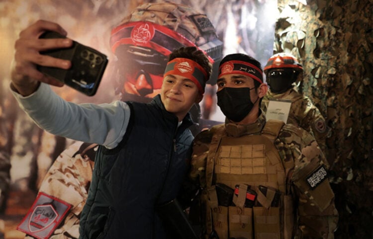 Σέλφι με αξιωματικό του συριακού στρατού κατά τη διάρκεια έκθεσης στη Δαμασκό, Σάββατο 6 Δεκεμβρίου 2025 (φωτ.: EPA / Mohammed al Rifai)