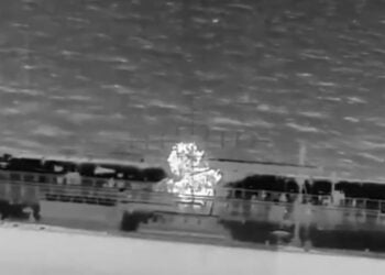 Ένα από τα πλήγματα στο τάνκερ QENDIL που βρισκόταν σε διεθνή ύδατα ανοιχτά της Κρήτης (πηγή: Χ)