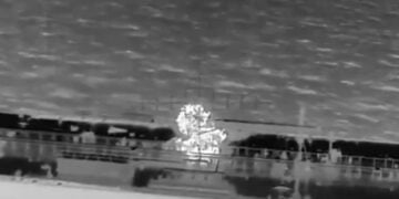 Ένα από τα πλήγματα στο τάνκερ QENDIL που βρισκόταν σε διεθνή ύδατα ανοιχτά της Κρήτης (πηγή: Χ)