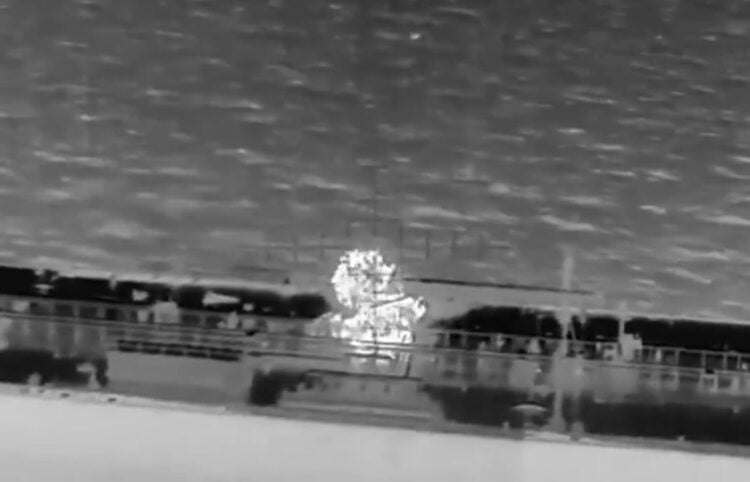 Ένα από τα πλήγματα στο τάνκερ QENDIL που βρισκόταν σε διεθνή ύδατα ανοιχτά της Κρήτης (πηγή: Χ)