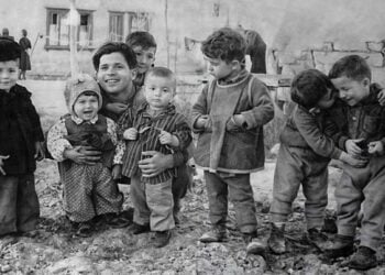 Παιδιά Ελλήνων στην Τασκένδη (πηγή: Ιστορικό Αρχείο Προσφυγικού Ελληνισμού Καλαμαριάς)