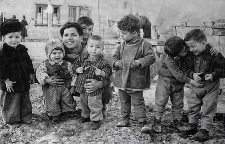 Παιδιά Ελλήνων στην Τασκένδη (πηγή: Ιστορικό Αρχείο Προσφυγικού Ελληνισμού Καλαμαριάς)