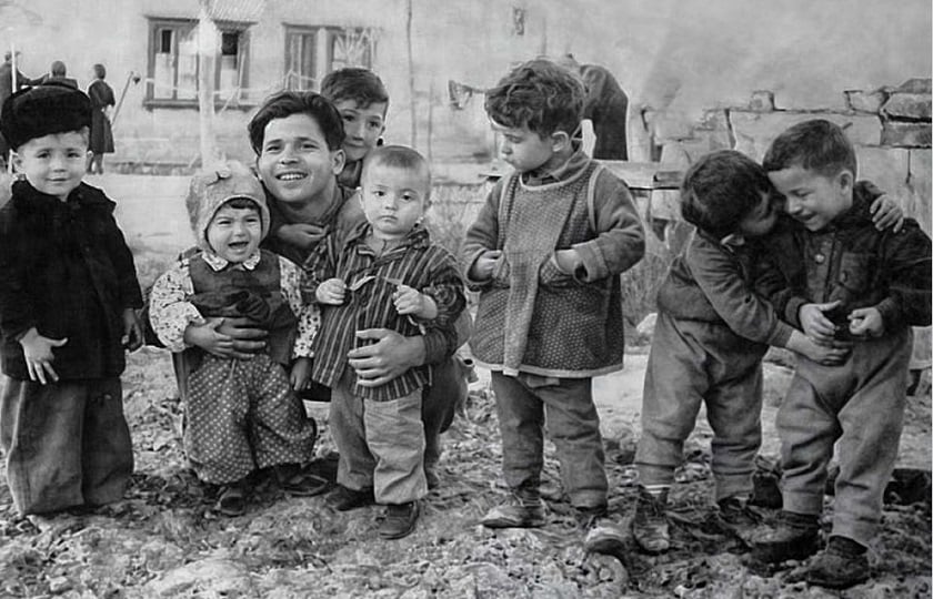 Παιδιά Ελλήνων στην Τασκένδη (πηγή: Ιστορικό Αρχείο Προσφυγικού Ελληνισμού Καλαμαριάς)