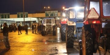 Αγρότες με τα τρακτέρ τους στο τελωνείο του Προμαχώνα (φωτ.: ΜΟΤΙΟΝΤΕΑΜ/Βασίλης Βερβερίδης)