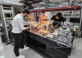 Πείραμα για τον φωτονικό επεξεργαστή Τεχνητής Νοημοσύνης. Από αριστερά οι υποψήφιοι διδάκτορες Αντώνης Πράπας, Μόσχος Θεόδωρος, Οδυσσέας Ασημόπουλος (πηγή: ΑΠΕ-ΜΠΕ)