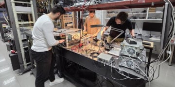 Πείραμα για τον φωτονικό επεξεργαστή Τεχνητής Νοημοσύνης. Από αριστερά οι υποψήφιοι διδάκτορες Αντώνης Πράπας, Μόσχος Θεόδωρος, Οδυσσέας Ασημόπουλος (πηγή: ΑΠΕ-ΜΠΕ)