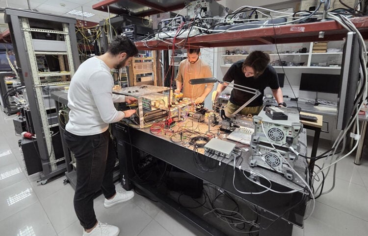 Πείραμα για τον φωτονικό επεξεργαστή Τεχνητής Νοημοσύνης. Από αριστερά οι υποψήφιοι διδάκτορες Αντώνης Πράπας, Μόσχος Θεόδωρος, Οδυσσέας Ασημόπουλος (πηγή: ΑΠΕ-ΜΠΕ)