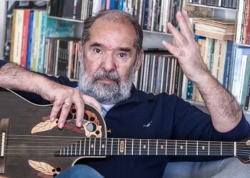 Ο Θέμης Ανδρεάδης στο σπίτι του, 24 Απριλίου 2023 (φωτ.: EUROKINISSI / Lato Klodian)