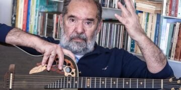 Ο Θέμης Ανδρεάδης στο σπίτι του, 24 Απριλίου 2023 (φωτ.: EUROKINISSI / Lato Klodian)