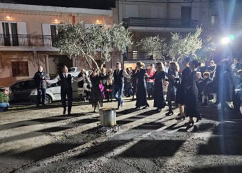 Χορός γύρω από το καζάνι, στον Συνοικισμό της Θήβας. Τετάρτη 3 Δεκεμβρίου 2025 (φωτ.: Facebook / George Angelopoulos)