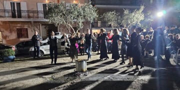 Χορός γύρω από το καζάνι, στον Συνοικισμό της Θήβας. Τετάρτη 3 Δεκεμβρίου 2025 (φωτ.: Facebook / George Angelopoulos)