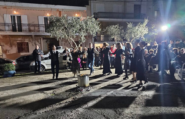 Χορός γύρω από το καζάνι, στον Συνοικισμό της Θήβας. Τετάρτη 3 Δεκεμβρίου 2025 (φωτ.: Facebook / George Angelopoulos)