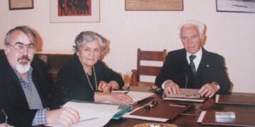 Δημήτρης Τομπουλίδης, Κούλα Ιορδανοπούλου και Ισαάκ Λαυρεντίδης στο ΔΣ της Επιτροπής Ποντιακών Μελετών το 1993 (φωτ.: ΕΠΜ)