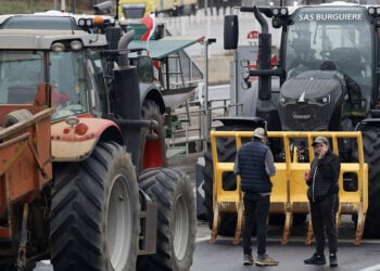 Μπλόκα και στη Γαλλία (φωτ.: EPA / Guillaume Horcajuelo)