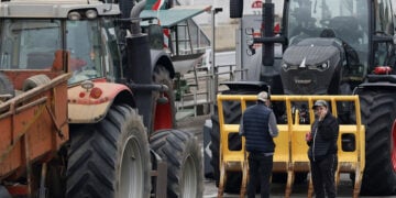 Μπλόκα και στη Γαλλία (φωτ.: EPA / Guillaume Horcajuelo)