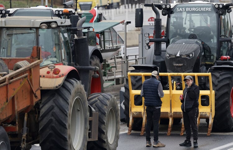 Μπλόκα και στη Γαλλία (φωτ.: EPA / Guillaume Horcajuelo)