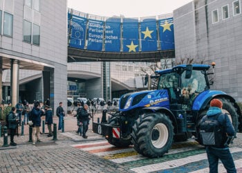 Τρακτέρ και στις Βρυξέλλες, έξω από το Ευρωπαϊκό Κοινοβούλιο (φωτ.: X / Türkiye Today)