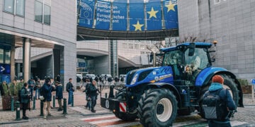 Τρακτέρ και στις Βρυξέλλες, έξω από το Ευρωπαϊκό Κοινοβούλιο (φωτ.: X / Türkiye Today)