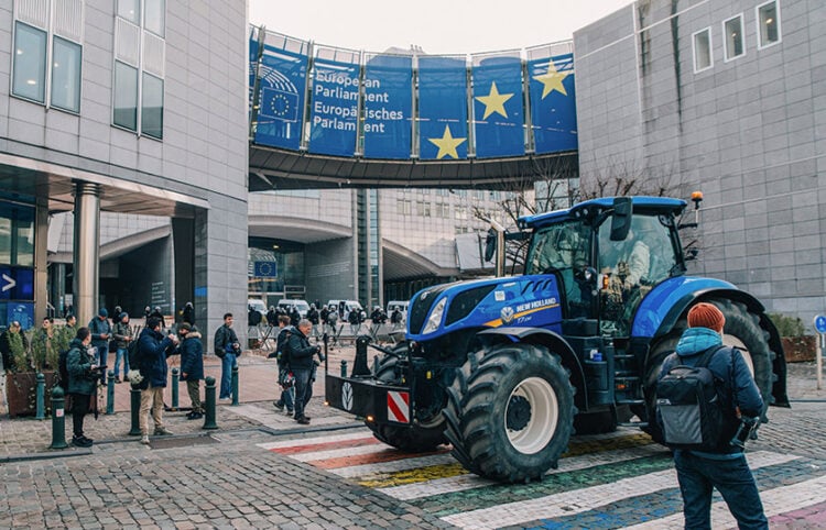 Τρακτέρ και στις Βρυξέλλες, έξω από το Ευρωπαϊκό Κοινοβούλιο (φωτ.: X / Türkiye Today)