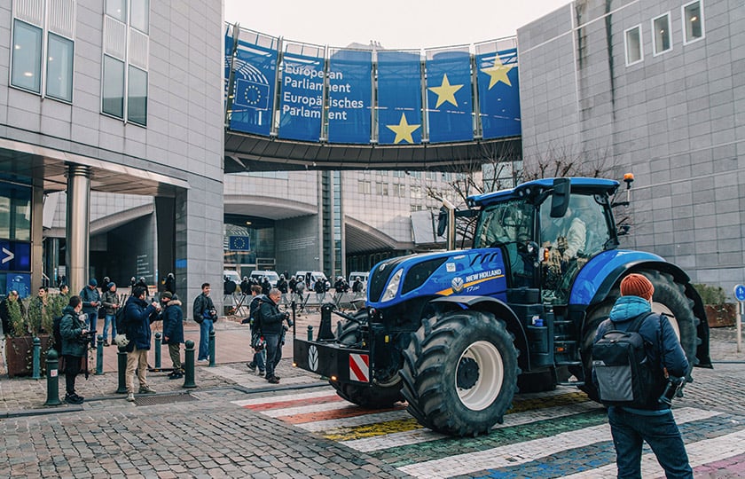 Τρακτέρ και στις Βρυξέλλες, έξω από το Ευρωπαϊκό Κοινοβούλιο (φωτ.: X / Türkiye Today)
