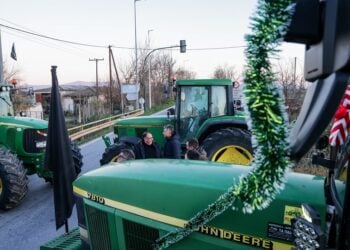 Στολισμένο τρακτέρ στην παρακαμπτήριο του Αχιλλείου-Κιλελέρ, στο δρόμο Λάρισας-Βόλου. Δευτέρα 29 Δεκεμβρίου 2025 (φωτ.: EUROKINISSI)