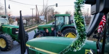 Στολισμένο τρακτέρ στην παρακαμπτήριο του Αχιλλείου-Κιλελέρ, στο δρόμο Λάρισας-Βόλου. Δευτέρα 29 Δεκεμβρίου 2025 (φωτ.: EUROKINISSI)