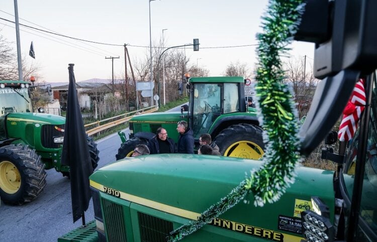 Στολισμένο τρακτέρ στην παρακαμπτήριο του Αχιλλείου-Κιλελέρ, στο δρόμο Λάρισας-Βόλου. Δευτέρα 29 Δεκεμβρίου 2025 (φωτ.: EUROKINISSI)
