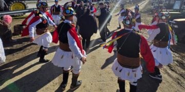 Τρακτέρ και Μωμόγεροι στον κόμβο Φιλώτα (φωτ.: Facebook / Πέτη Πέρκα)