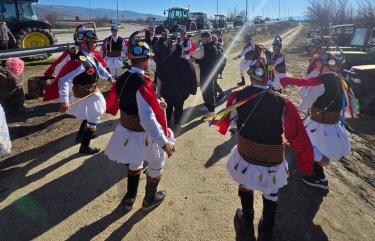 Τρακτέρ και Μωμόγεροι στον κόμβο Φιλώτα (φωτ.: Facebook / Πέτη Πέρκα)