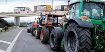 Αγρότες στη Νίκαια της Λάρισας κατευθύνονται προς τον Βόλο για τον αποκλεισμό του λιμανιού (φωτ.: EUROKINISSI)