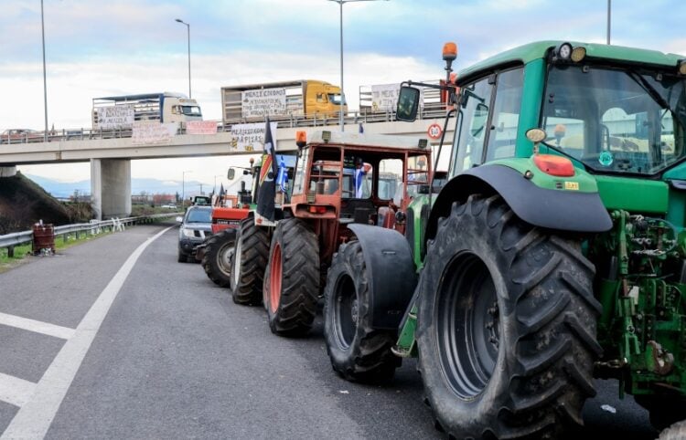 Αγρότες στη Νίκαια της Λάρισας κατευθύνονται προς τον Βόλο για τον αποκλεισμό του λιμανιού (φωτ.: EUROKINISSI)
