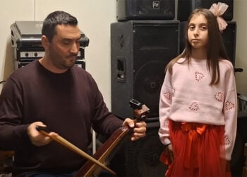 Ο Δημήτρης Τριανταφυλλίδης με την κόρη του, Λίνα (στιγμιότυπο από το βίντεο)