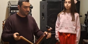 Ο Δημήτρης Τριανταφυλλίδης με την κόρη του, Λίνα (στιγμιότυπο από το βίντεο)