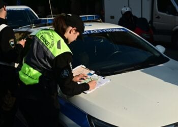 Τροχονόμοι κόβουν κλήσεις σε οδηγούς (φωτ. αρχείου: EUROKINISSI/Κώστας Τζούμας)