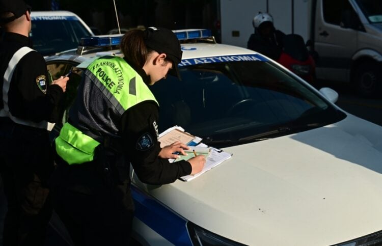 Τροχονόμοι κόβουν κλήσεις σε οδηγούς (φωτ. αρχείου: EUROKINISSI/Κώστας Τζούμας)