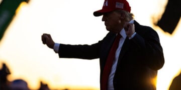 Ο Ντόναλντ Τραμπ ευχαριστεί το πλήθος μετά την ομιλία του στην εκδήλωση «Salute to America», στο Des Moines της Αϊόβα. 3 Ιουλίου 2025 (φωτ.: White House / Daniel Torok)