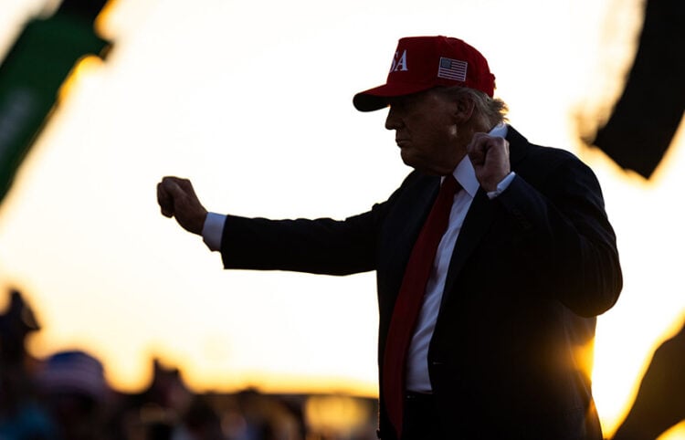 Ο Ντόναλντ Τραμπ ευχαριστεί το πλήθος μετά την ομιλία του στην εκδήλωση «Salute to America», στο Des Moines της Αϊόβα. 3 Ιουλίου 2025 (φωτ.: White House / Daniel Torok)