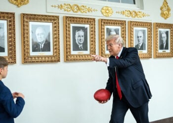 Ο Ντόναλντ Τραμπ και ο εγγονός του Θίο σε στιγμιότυπο που δόθηκε στη δημοσιότητα από τον Λευκό Οίκο (φωτ.: Joyce N. Boghosian)