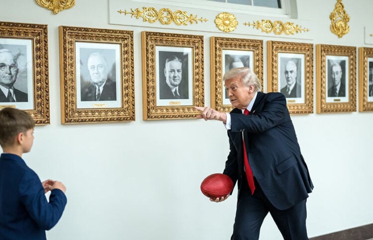 Ο Ντόναλντ Τραμπ και ο εγγονός του Θίο σε στιγμιότυπο που δόθηκε στη δημοσιότητα από τον Λευκό Οίκο (φωτ.: Joyce N. Boghosian)