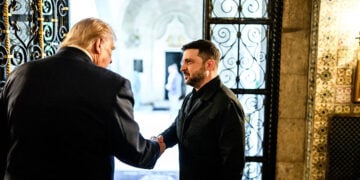 Ο Ντόναλντ Τραμπ υποδέχεται τον Βολοντίμιρ Ζελένσκι στο Μαρ-α-Λάγκο. Κυριακή 28 Δεκεμβρίου 2025 (φωτ.: White House / Daniel Torok)