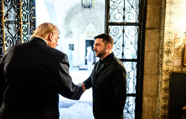 Ο Ντόναλντ Τραμπ υποδέχεται τον Βολοντίμιρ Ζελένσκι στο Μαρ-α-Λάγκο. Κυριακή 28 Δεκεμβρίου 2025 (φωτ.: White House / Daniel Torok)