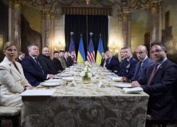 Ντόναλντ Τραμπ και Βολοντίμιρ Ζελένσκι με τις αντιπροσωπείες τους κατά τη συνάντηση στη Φλόριντα (φωτ.: ΕΡΑ/Γραφείο Τύπου της Προεδρίας των ΗΠΑ)