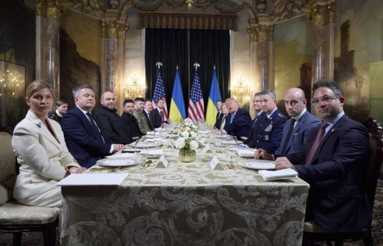 Ντόναλντ Τραμπ και Βολοντίμιρ Ζελένσκι με τις αντιπροσωπείες τους κατά τη συνάντηση στη Φλόριντα (φωτ.: ΕΡΑ/Γραφείο Τύπου της Προεδρίας των ΗΠΑ)