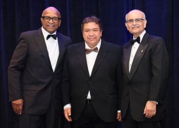 Στο μέσο ο Γιώργος Τσουλφάς, στην ειδική τελετή του American College of Surgeons. Σικάγο, 19 Σεπτεμβρίου 2025 (πηγή: ΑΠΘ)