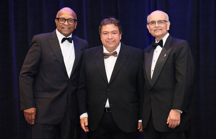 Στο μέσο ο Γιώργος Τσουλφάς, στην ειδική τελετή του American College of Surgeons. Σικάγο, 19 Σεπτεμβρίου 2025 (πηγή: ΑΠΘ)