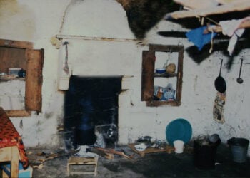 Τζάκι αγροτικού σπιτιού στην Τσίτη Άρδασσας, απ' όπου καταγόταν ο Θ. Θεοφυλάκτου, περιοχή Μεσοχαλδίου. Φωτογραφία του 1986 (πηγή: Επιτροπή Ποντιακών Μελετών / Συλλογή Άννας Θεοφυλάκτου)