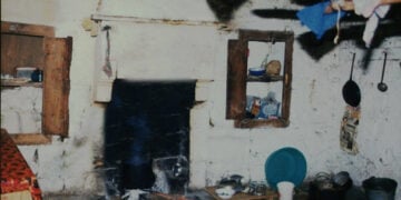 Τζάκι αγροτικού σπιτιού στην Τσίτη Άρδασσας, απ' όπου καταγόταν ο Θ. Θεοφυλάκτου, περιοχή Μεσοχαλδίου. Φωτογραφία του 1986 (πηγή: Επιτροπή Ποντιακών Μελετών / Συλλογή Άννας Θεοφυλάκτου)