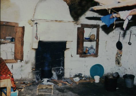 Τζάκι αγροτικού σπιτιού στην Τσίτη Άρδασσας, απ' όπου καταγόταν ο Θ. Θεοφυλάκτου, περιοχή Μεσοχαλδίου. Φωτογραφία του 1986 (πηγή: Επιτροπή Ποντιακών Μελετών / Συλλογή Άννας Θεοφυλάκτου)