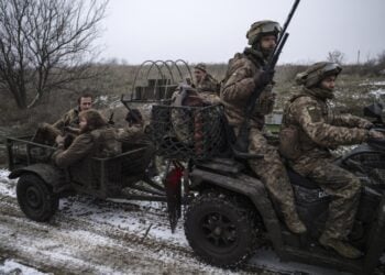Ουκρανοί στρατιώτες στην περιοχή του Ντόνετσκ επιστρέφουν στη βάση τους μετά από 130 ημέρες συνεχούς παρουσίας στο μέτωπο(φωτ.: ΕΡΑ/Γραφείιο Τύπου της 93ης Μηχανοκίνητης Ταξιαρχίας της Ουκρανίας)