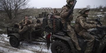 Ουκρανοί στρατιώτες στην περιοχή του Ντόνετσκ επιστρέφουν στη βάση τους μετά από 130 ημέρες συνεχούς παρουσίας στο μέτωπο(φωτ.: ΕΡΑ/Γραφείιο Τύπου της 93ης Μηχανοκίνητης Ταξιαρχίας της Ουκρανίας)